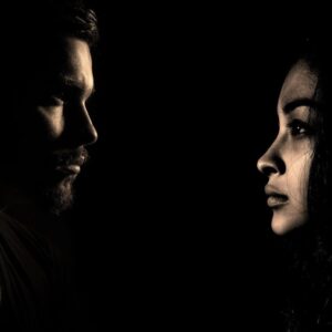 Un couple se regarde sans complicité mais avec méfiance, colère et retenue