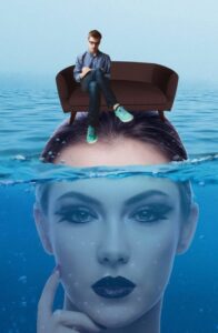 Un homme sur un sofa, posé sur un front féminin émergeant de l’eau : image du conscient, subconscient et iceberg