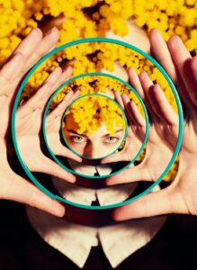 Une femme regarde au télescope les couches de son être. Côté observateur le kaléidoscope indique l'etat modifié de conscience