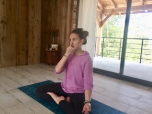 Assise en posture du lotus, pratiquant anuloma viloma ou respiration alternée