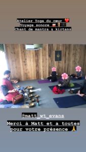 Photo d'un atelier de yoga et voyage sonore, avec des chants en kirtan (bhakti yoga)