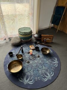 De jolis instruments ethniques placés sur un tapis rond et bleu