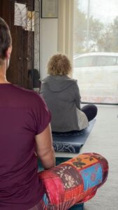 Les chants de mantras et les kirtans émettent de puissantes vibrations sonores