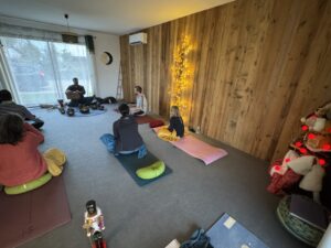Les participants de l'atelier de yoga et voyage sonore avec les instruments