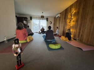 Les participants de l'atelier de yoga thème de noel et voyage sonore avec les instruments