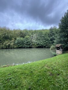 Vue d'un lac et d'un puit lors d'une randonnée du séjour yoga