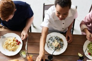 Des personnes autour d'une table garnie d'aliments sains pour le corps et l'esprit