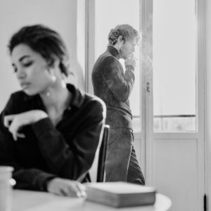 Une femme et un homme se tournent le dos chacun a ses occupations addictives et l'ambiance semble pesante