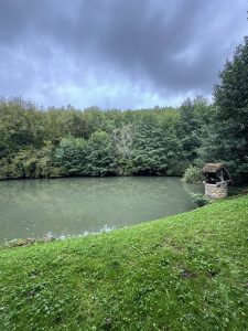 Vue d'un lac et d'un puit lors d'une randonnée du séjour yoga