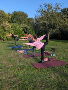 Groupe de yogis dans la posture du danseur Natarajasana