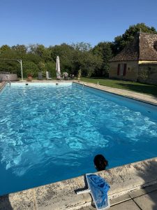 Piscine découverte pour se relaxer lors du séjour de yoga