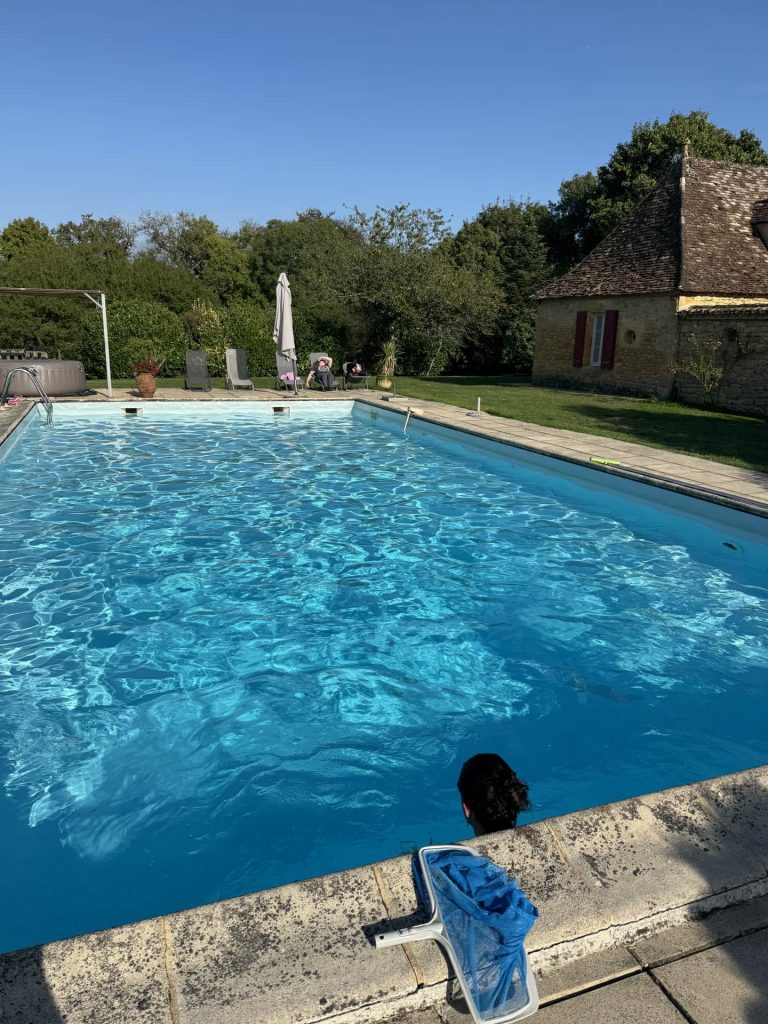 Piscine découverte pour se relaxer lors du séjour de yoga
