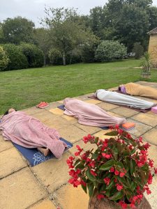 Savasana ou relaxation finale au bord de la piscine